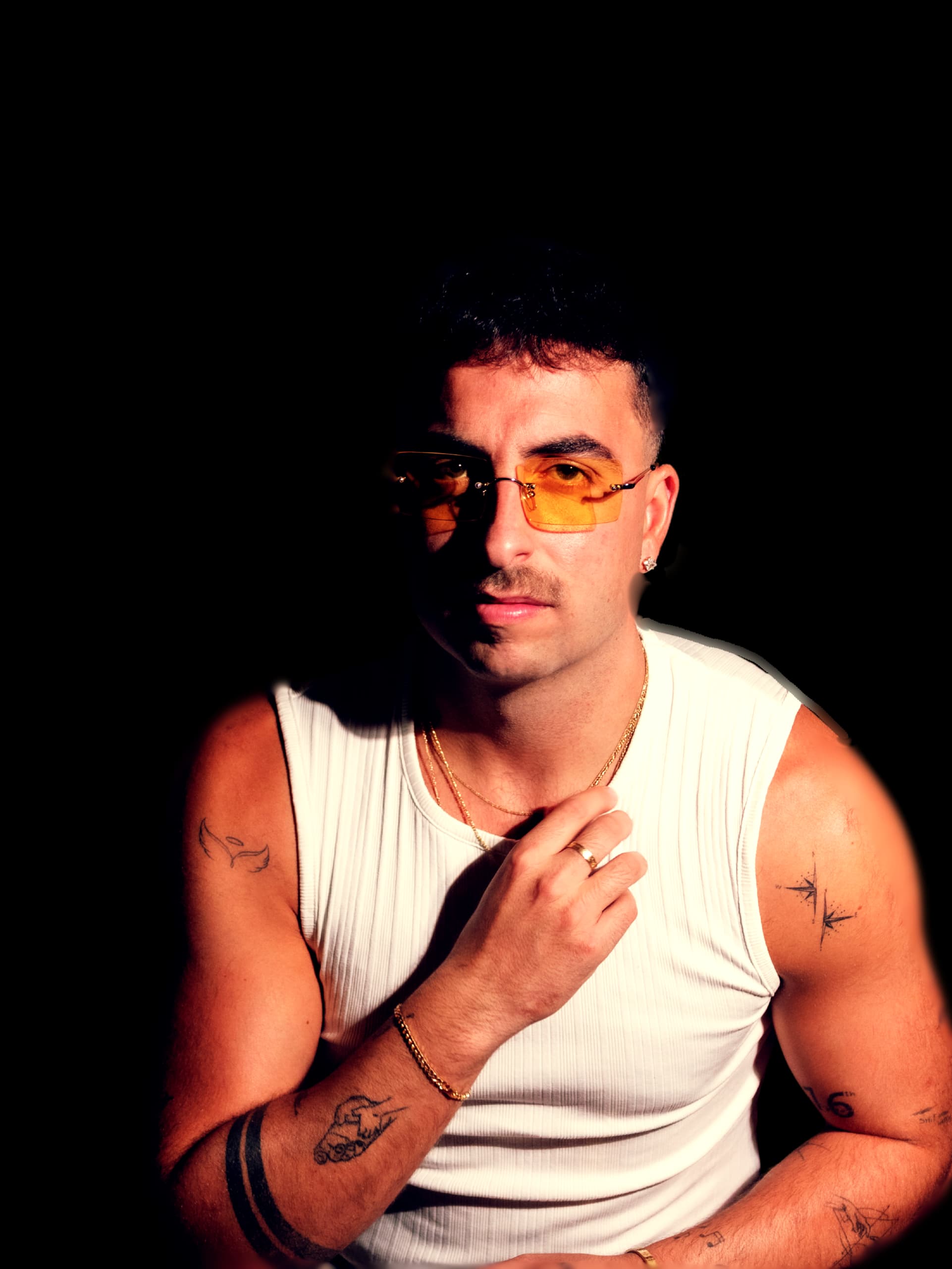 JKRMONA con gafas naranjas y camiseta blanca